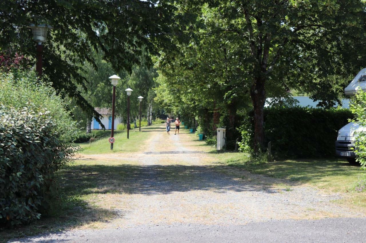 Camping De Ladignac Le Long Bel Air Esterno foto
